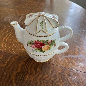 Old country roses (Royal Albert) tea for one.